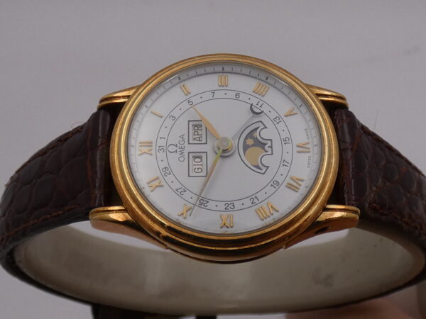 Omega Triple Date Moonphases Oro massiccio 18Kt Near N.O.S. ANNO 1985 Carica manuale Lady