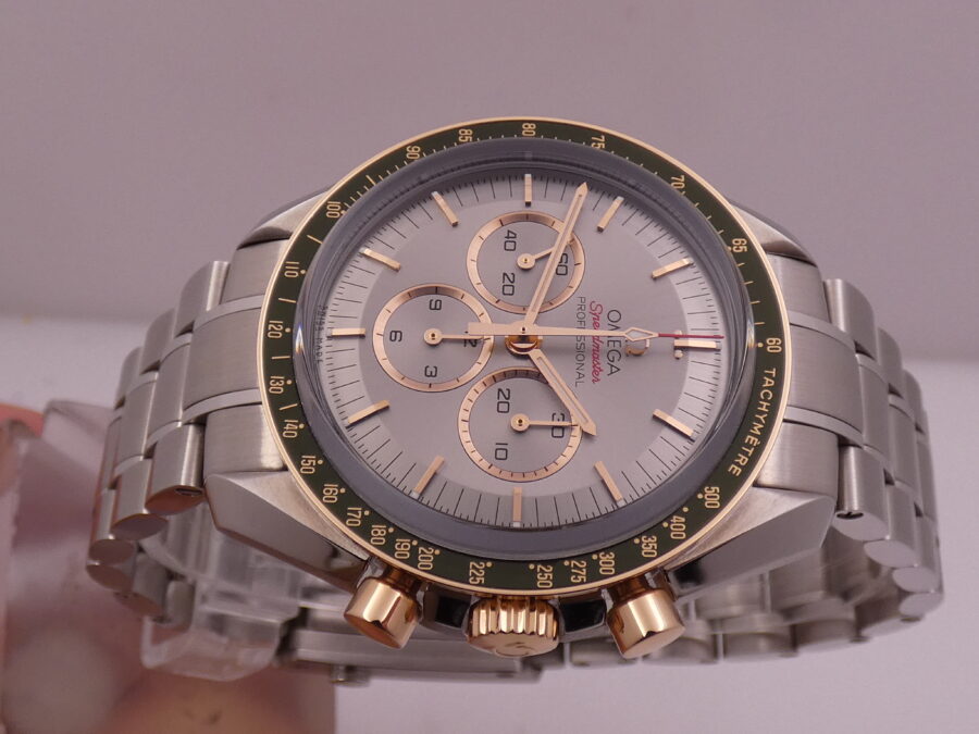 Cronografo Omega Speedmaster Tokyo 2020 LIKE NEW Oro Sedna 18Kt & Acciaio GREEN BEZEL With BOX Olympic Collection Edizione Limitata 2020pz - immagine 3