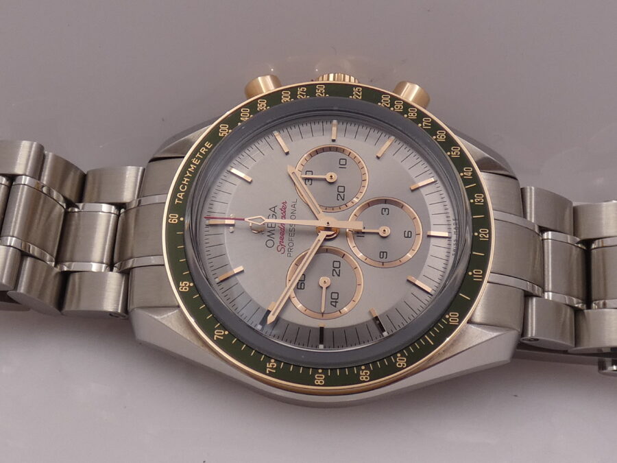 Cronografo Omega Speedmaster Tokyo 2020 LIKE NEW Oro Sedna 18Kt & Acciaio GREEN BEZEL With BOX Olympic Collection Edizione Limitata 2020pz - immagine 4