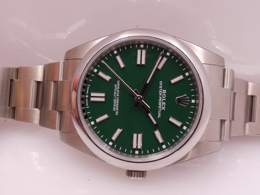 Rolex Oyster Perpetual 41 124300 GREEN FULL STICKERED Anno 2021 BOX&PAPERS Automatico Acciaio - immagine 6