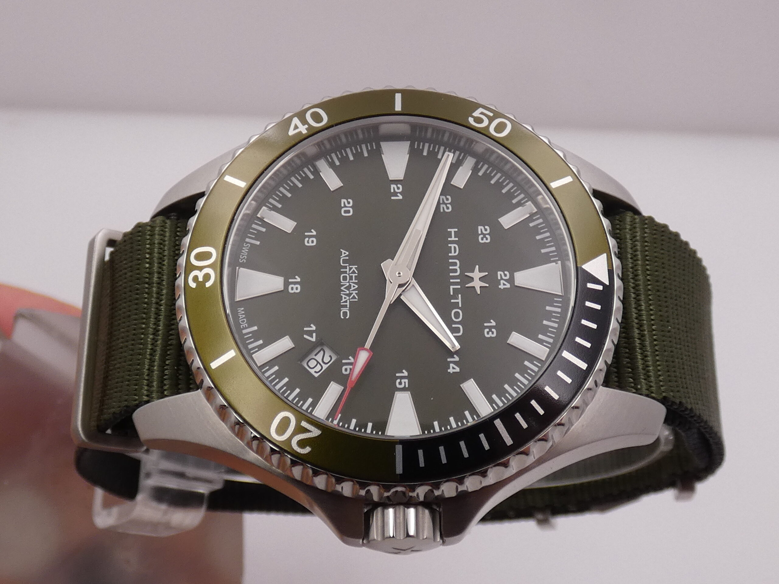 Hamilton Khaki Navy Scuba Green NEW BOX&PAPERS Automatico Mai Indossato Acciaio H82375961 - immagine 4