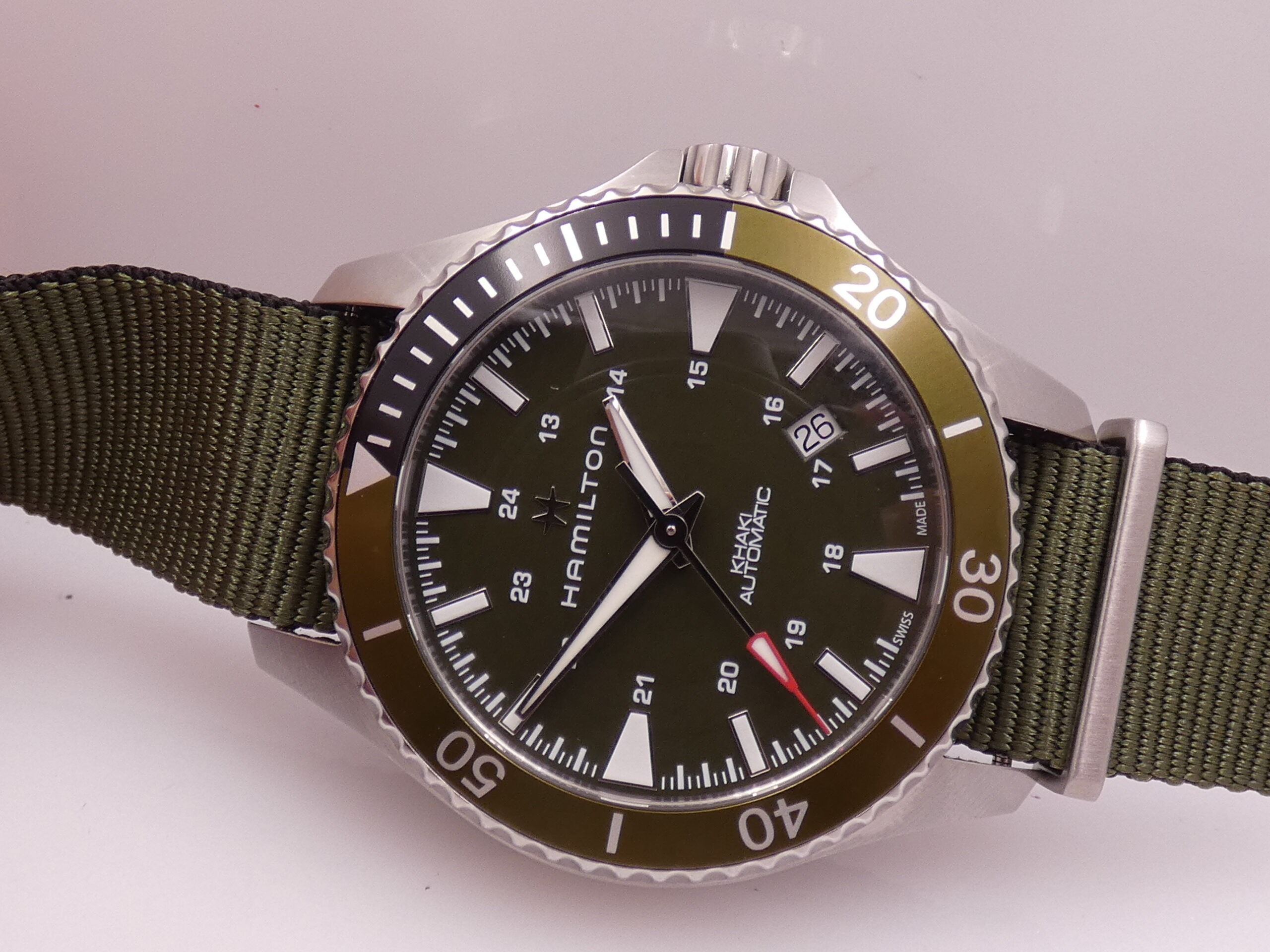 Hamilton Khaki Navy Scuba Green NEW BOX&PAPERS Automatico Mai Indossato Acciaio H82375961 - immagine 6