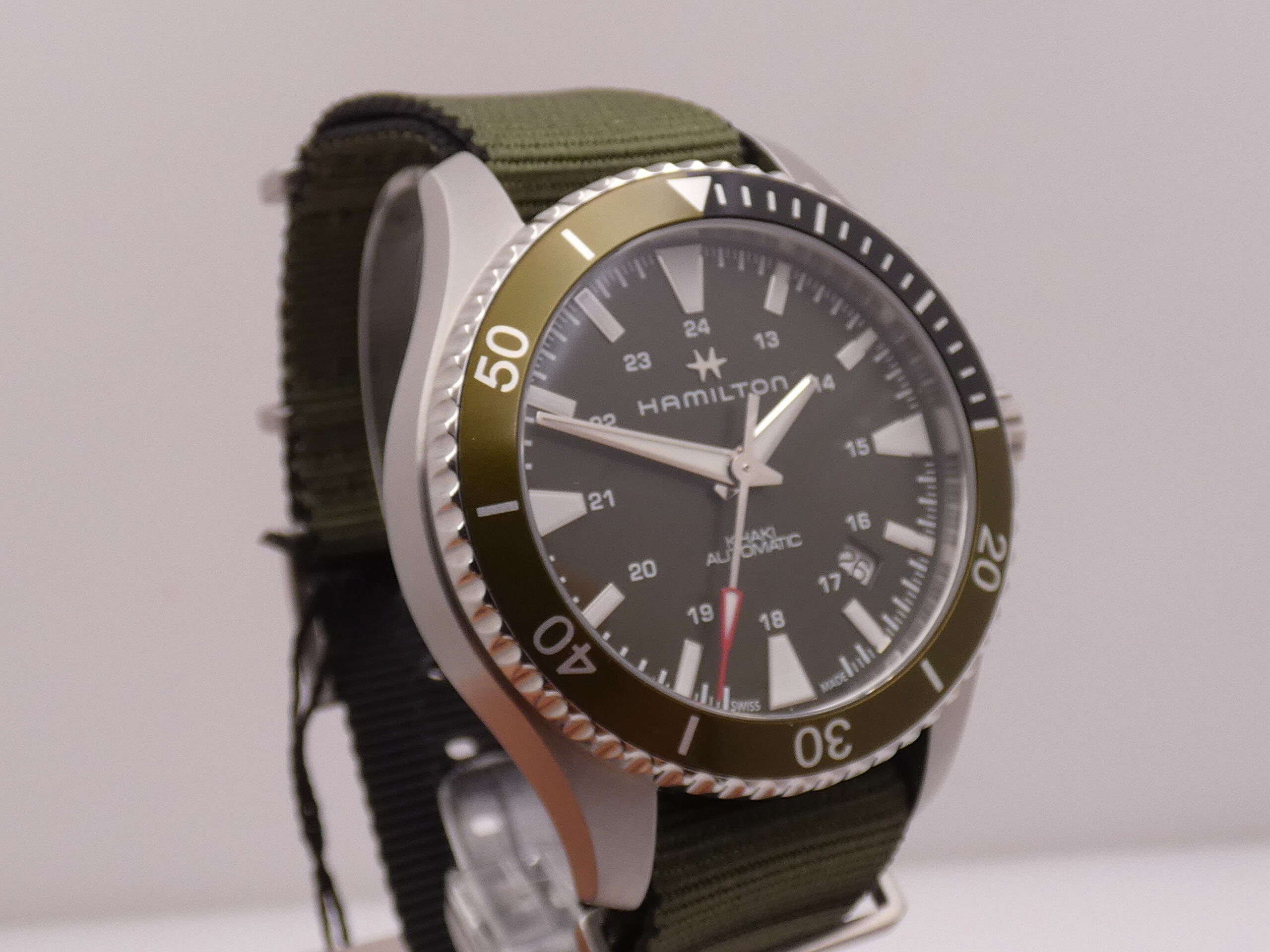 Hamilton Khaki Navy Scuba Green NEW BOX&PAPERS Automatico Mai Indossato Acciaio H82375961 - immagine 11